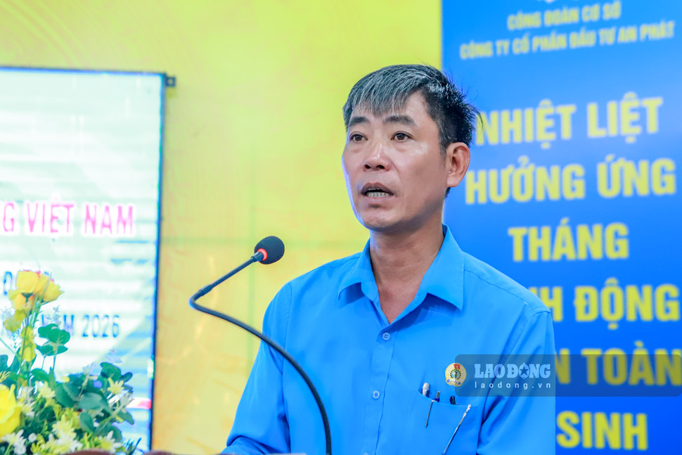 Ông Nguyễn Đức Minh - Chủ tịch Công đoàn phường Tam Quan - báo cáo công tác chăm lo. Ảnh: Hoài Phương