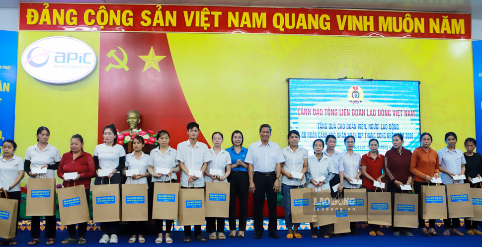 100 phần quà trao tay ĐV, NLĐ dịp Tháng Công nhân 2026. Ảnh: Hoài Phương