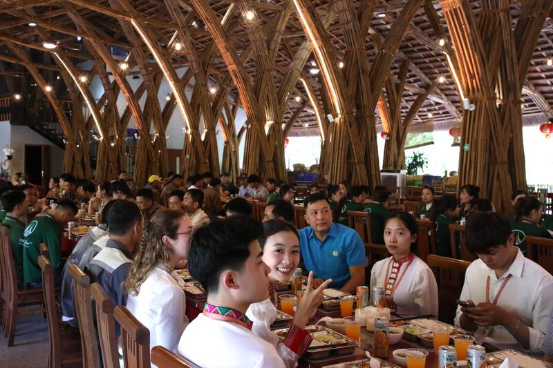 Son La Provincial Labor Federation coordinates with units to organize the "Trade Union Meal" program for union members and workers in Moc Chau. Photo: Van Thu