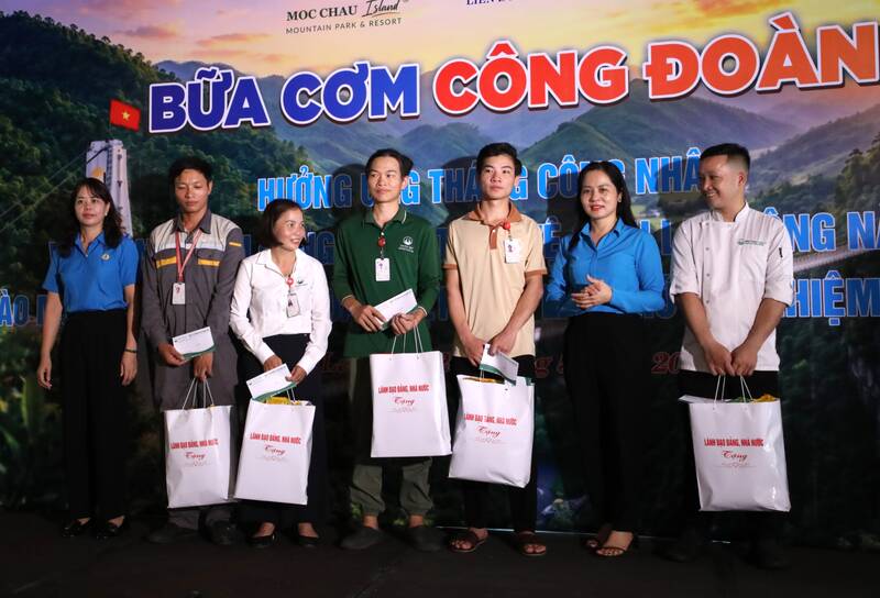 Liên đoàn Lao động tỉnh tặng quà cho đoàn viên, người lao động có hoàn cảnh khó khăn. Ảnh: Văn Thứ