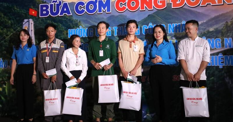 Bữa ăn "Công đoàn" ấm lòng cho công nhân Sơn La