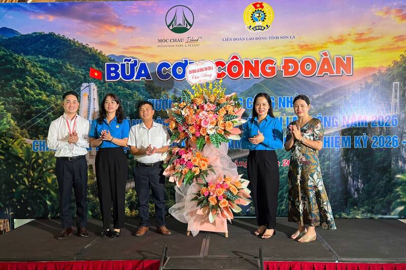 Liên đoàn Lao động tỉnh Sơn La phối hợp với Công ty Cổ phần Du lịch và Truyền thông Mộc Châu GO – Chi nhánh Mộc Châu và Công ty Cổ phần Xây dựng BTA tổ chức chương trình “Bữa cơm Công đoàn”. Ảnh: Văn Thứ