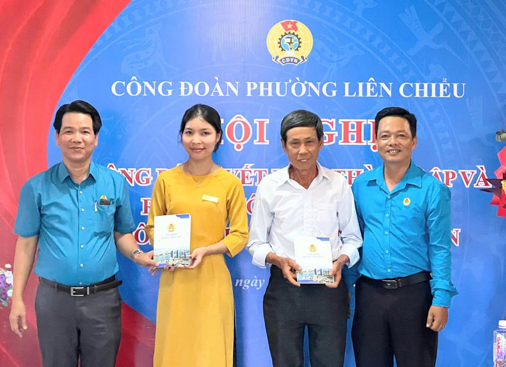 Lien Chieu Ward Trade Union presents 2 gifts of support, each worth 500,000 VND, to 2 union members in difficult circumstances. Photo: Lien Chieu Trade Union