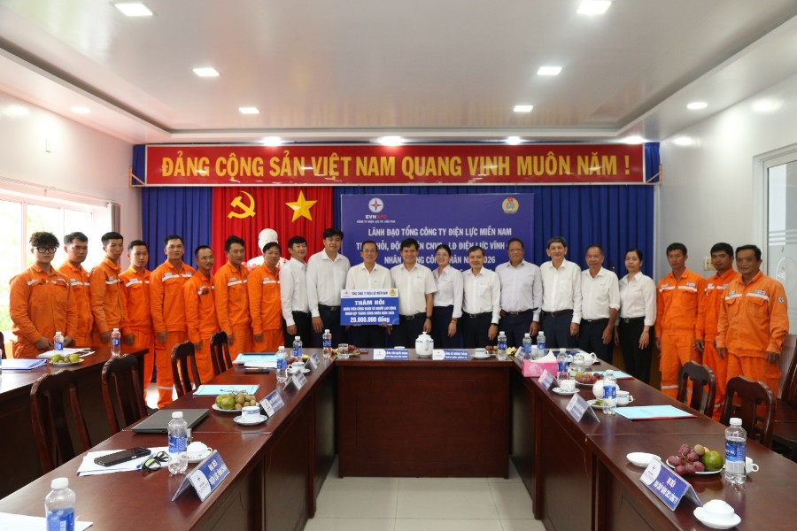 Lãnh đạo EVNSPC trao tặng quà cho Điện lực Vĩnh Châu. Ảnh: An Duy