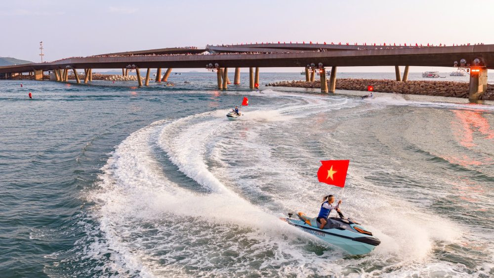 Summer tourist peak season, the sea and islands are ideal destinations for many tourists to choose from. Photo: Binh Minh