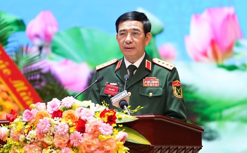 General Phan Van Giang - Deputy Prime Minister, Minister of National Defense sent a letter to the forces participating in the search and rescue of 11 people in the Bach Long Vi sea area. Photo: Song Huu