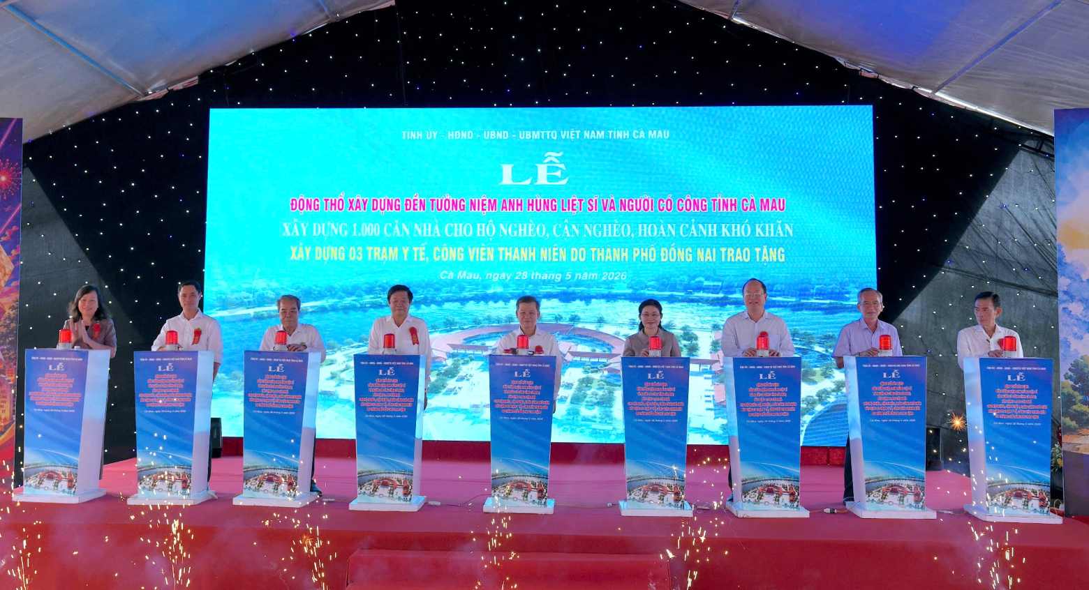 Central and Ca Mau provincial leaders perform the groundbreaking ceremony for the construction of the Temple of Remembrance for Heroic Martyrs and People with Meritorious Services. Photo: Nhat Ho