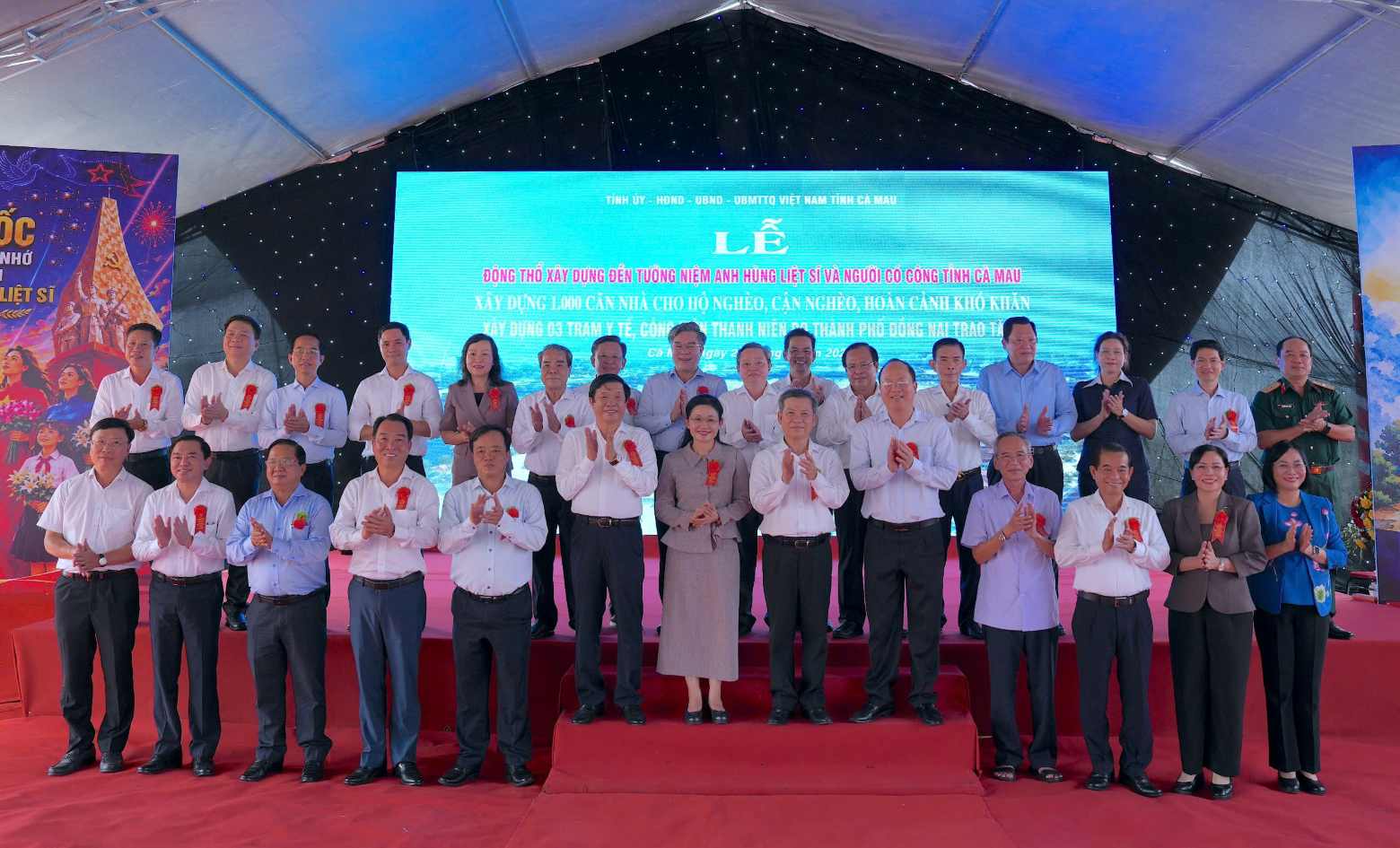 Các đồng chí lãnh đạo Trung ương, lãnh đạo tỉnh Cà Mau chụp ảnh lưu niệm sau nghi thức động thổ. Ảnh: Nhật Hồ.