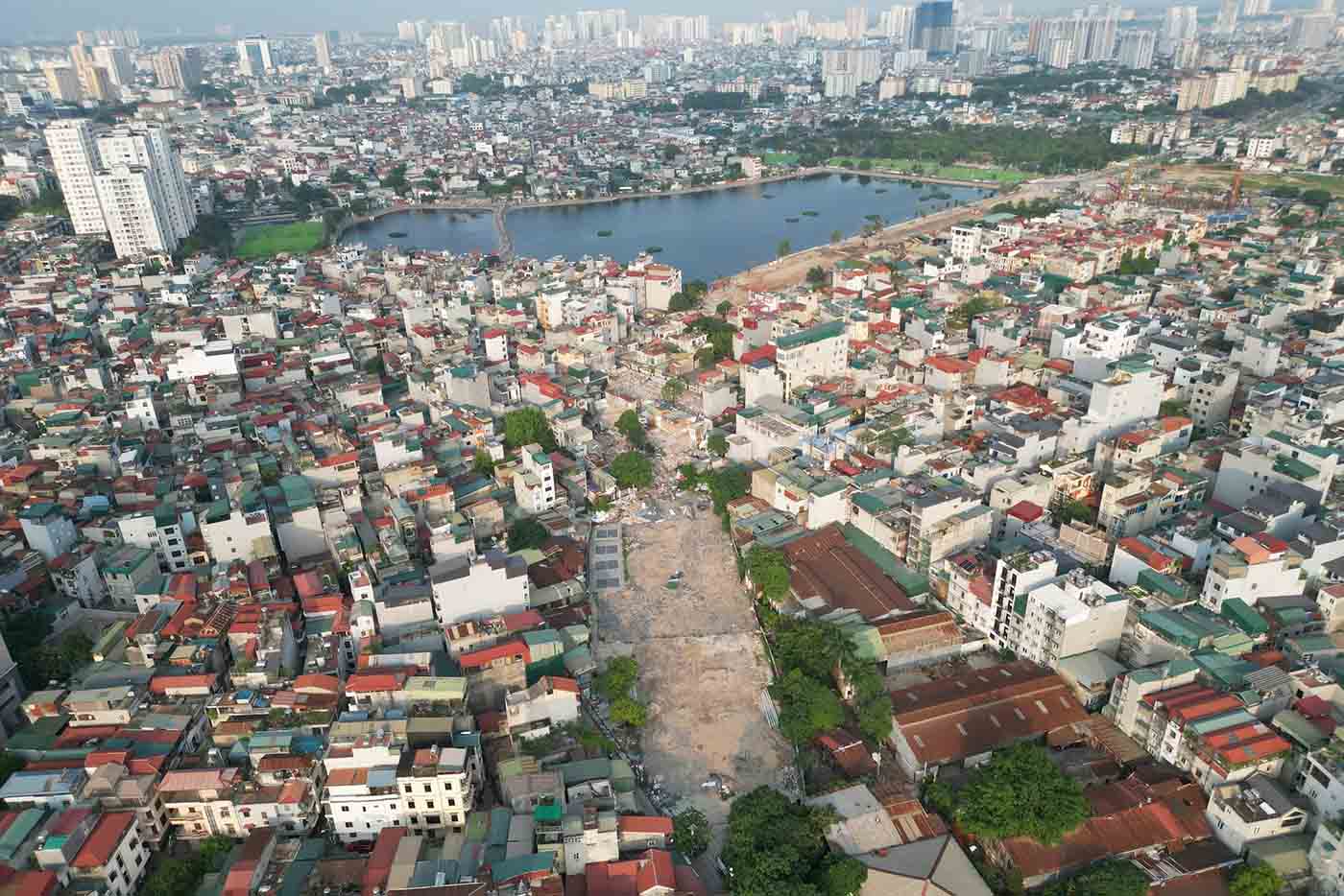 Many works within the Ring Road 2.5 project section Nguyen Trai - Dam Hong have been demolished, recorded on May 11. Photo: Song Huu