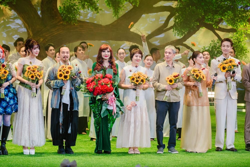 Singer Bao Yen and the crew of the program "true Concert 2026 - Land Love". Photo: Organizing Committee