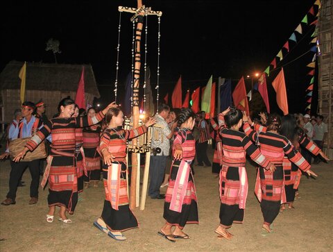 Bana ethnic girls wearing traditional costumes blend into the Xoang dance of the highland people. Photo: Diem Huong