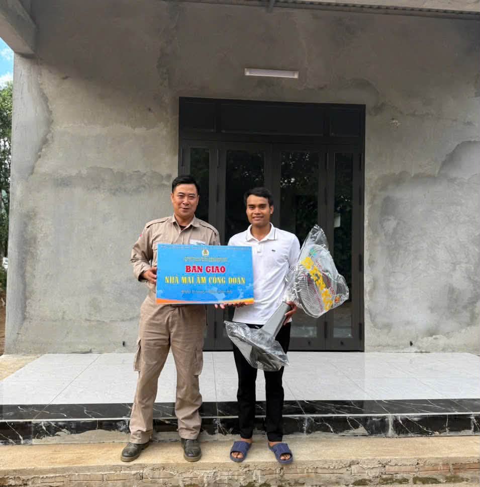 Vietnam Peace Tree Organization organizes the handover ceremony of "Trade Union Home" houses to union members in difficult circumstances. Photo: Vietnam Trade Union
