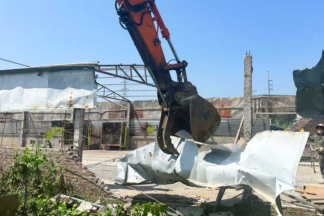 Công trình vi phạm xây dưngh đang được tháo dỡ. Ảnh: Xã Kiều Phú 