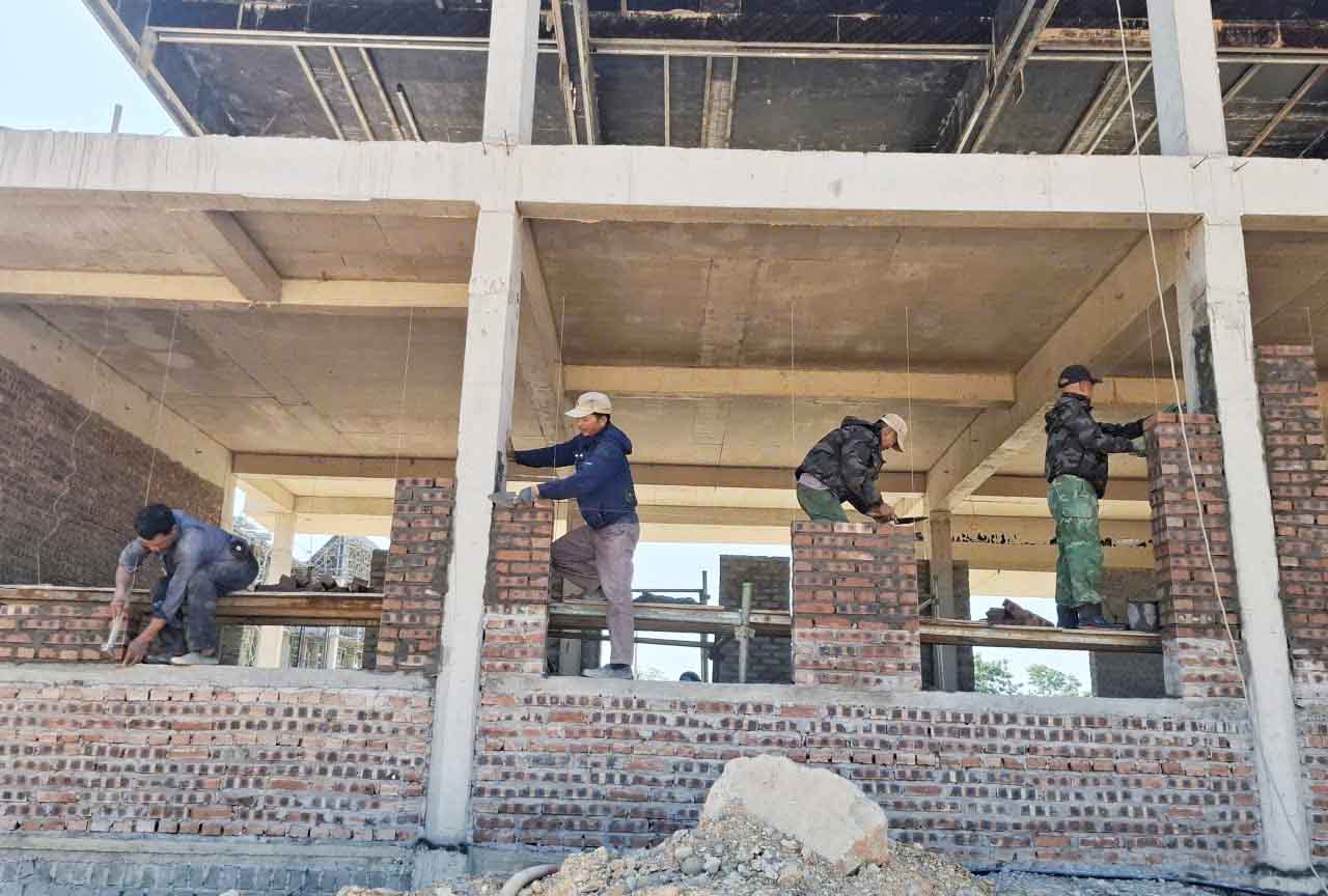 Progress pressure, so the contractor is accelerating construction of Huong Khe Inter-level Boarding Primary - Secondary School. Photo: Tran Tuan