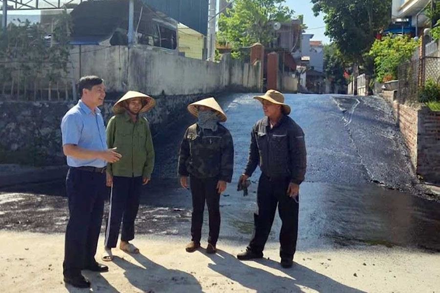 Mr. Dam Cong Thanh, Secretary of the Party Cell, Head of Quarter 1, Van Don Special Zone, supervises the progress of implementing the renovation of the inner-zone road. Photo: Quang Ninh e-Portal