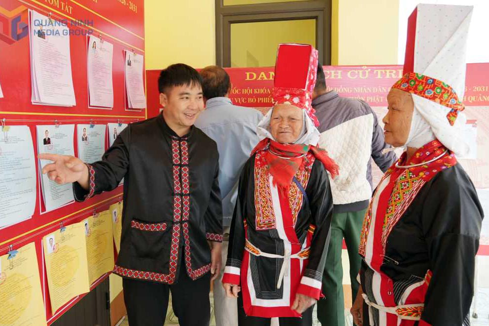 Bí thư Chi bộ, Trưởng thôn Sông Moóc, xã Hoành Mô tuyên truyền, vận động cử tri thực hiện bầu cử ĐBQH và đại biểu HĐND các cấp, nhiệm kỳ 2021-2026. Ảnh: Cổng TTĐT Quảng Ninh