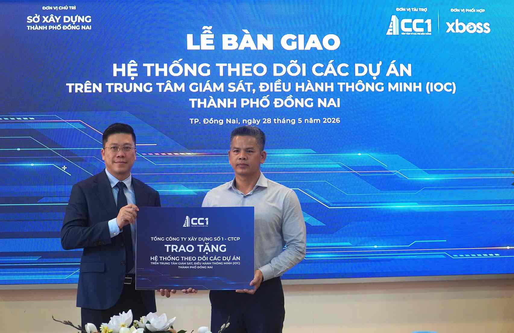 Tổng Giám đốc CC1 Lê Bảo Anh (bên trái) bàn giao Hệ thống theo dõi các dự án trên Trung tâm Giám sát, điều hành thông minh (IOC) cho lãnh đạo Sở Xây dựng. Ảnh: HAC