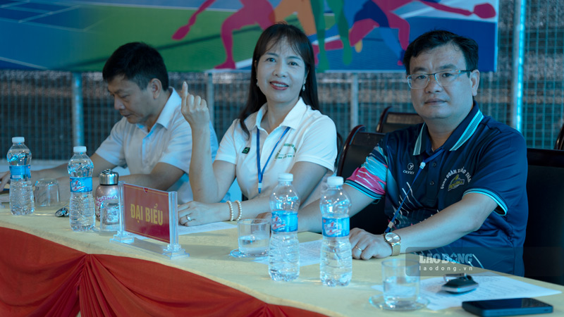 Chủ tịch Công đoàn xã Bảo Thắng Nguyễn Thanh Bình (ngoài cùng bên phải) mong các vận động viên cống hiến hết mình, đem huy chương về cho đơn vị. Ảnh: Đinh Đại