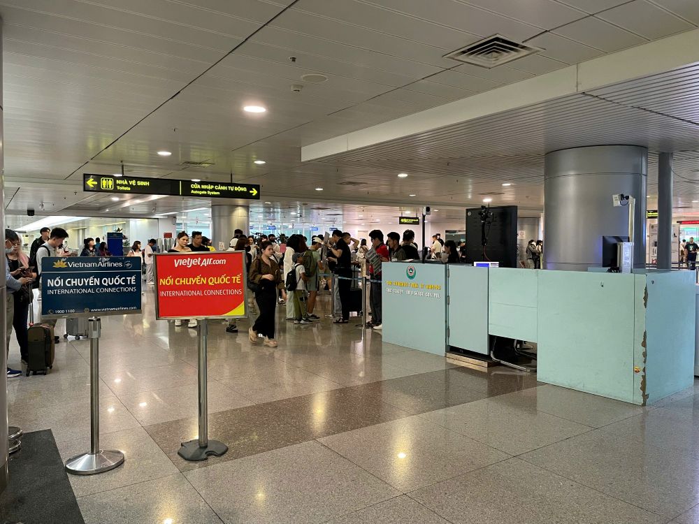 Tightening measures to prevent Ebola epidemic at Tan Son Nhat airport. Photo: Khanh Linh