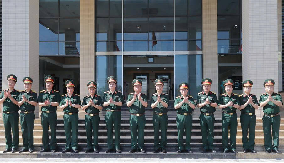 Thượng tướng Nguyễn Quang Ngọc chụp ảnh chung với Ban Giám hiệu và đại diện các cơ quan thuộc Trường Sĩ quan Chính trị.