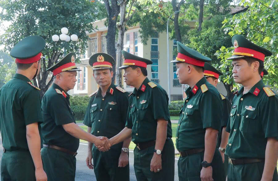 Thượng tướng Nguyễn Quang Ngọc làm việc tại Trung đoàn 102. Ảnh: Bộ Quốc phòng