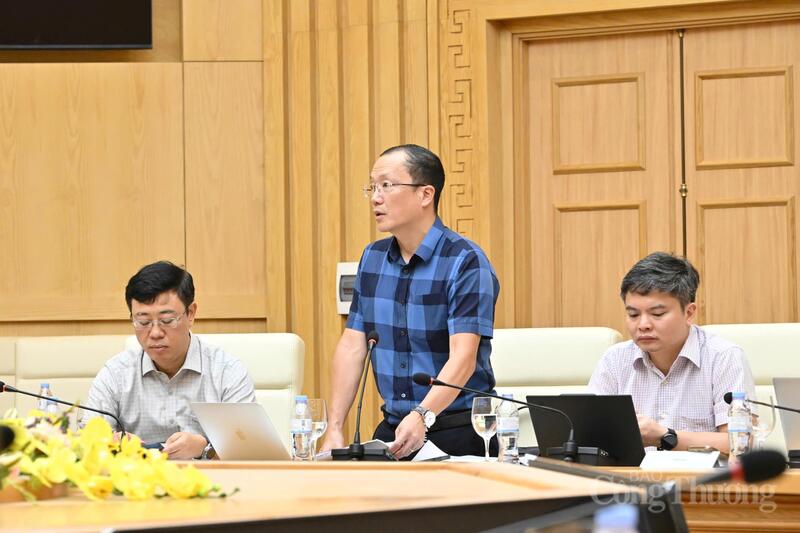 Ông Nguyễn Đức Ninh - Tổng giám đốc NSMO báo cáo với Bộ trưởng tình hình vận hành trong cao điểm nắng nóng tại cuộc họp đảm bảo cấp điện trong cao điểm nắng nóng diễn ra vào sáng 24/5 tại Bộ Công Thương. Ảnh: Cấn Dũng  
