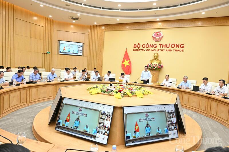 Bộ trưởng Bộ Công Thương Lê Mạnh Hùng chủ trì hội nghị với các Tập đoàn, Tổng công ty năng lượng, các địa phương về đảm bảo cung cấp điện trong cao điểm mùa khô 2026. Ảnh: Cấn Dũng  