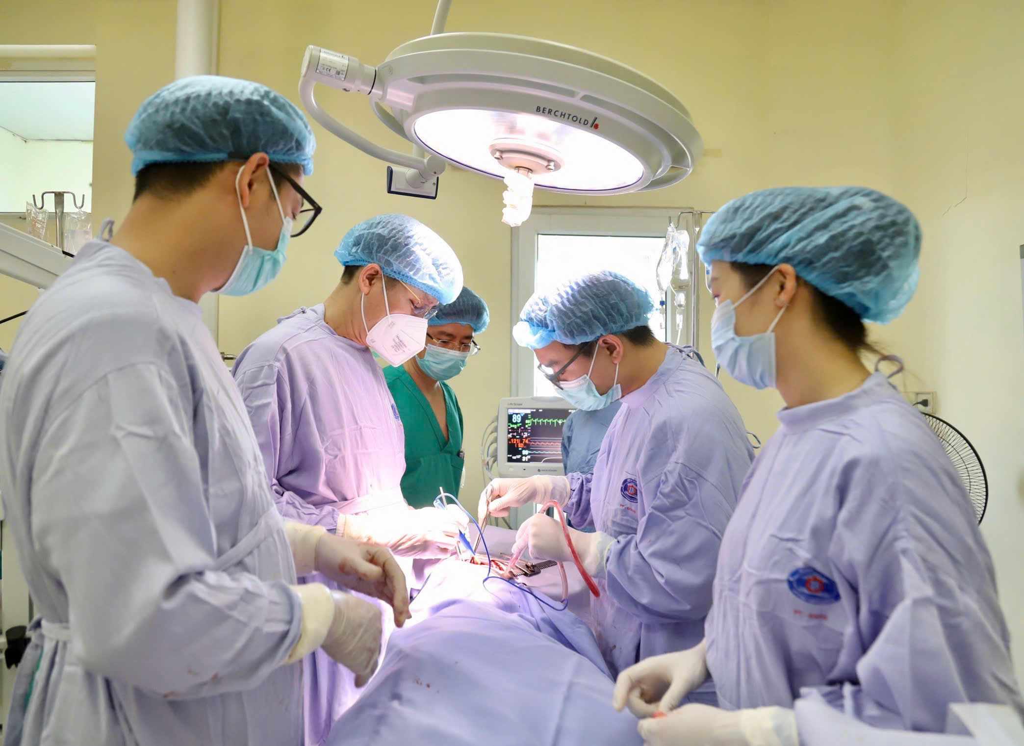 Doctors operate on a lung tumor weighing nearly 3kg, compressing the heart and lungs. Photo: Tran Ha