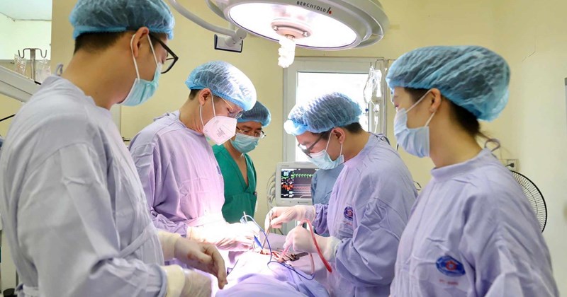 U phổi gần 3kg chèn ép tim, phổi của cụ ông 74 tuổi