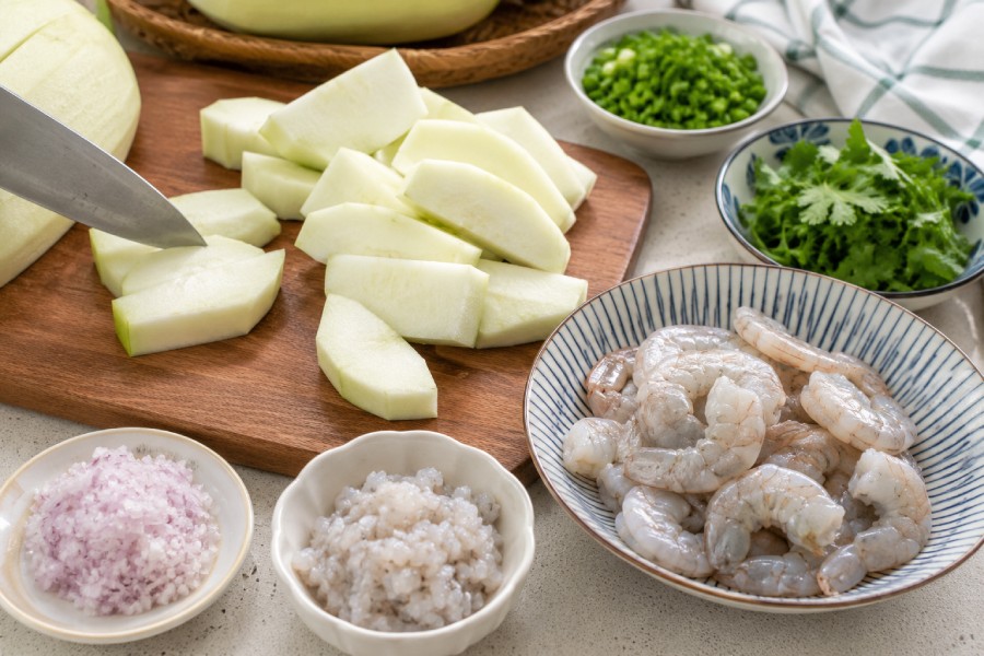Bí xanh được gọt vỏ và cắt miếng vừa ăn để chuẩn bị nấu canh. Ảnh: Thùy Linh