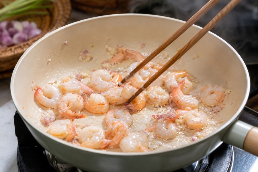 Tôm được xào thơm cùng hành tím để tạo vị ngọt cho nước canh. Ảnh: Thùy Linh