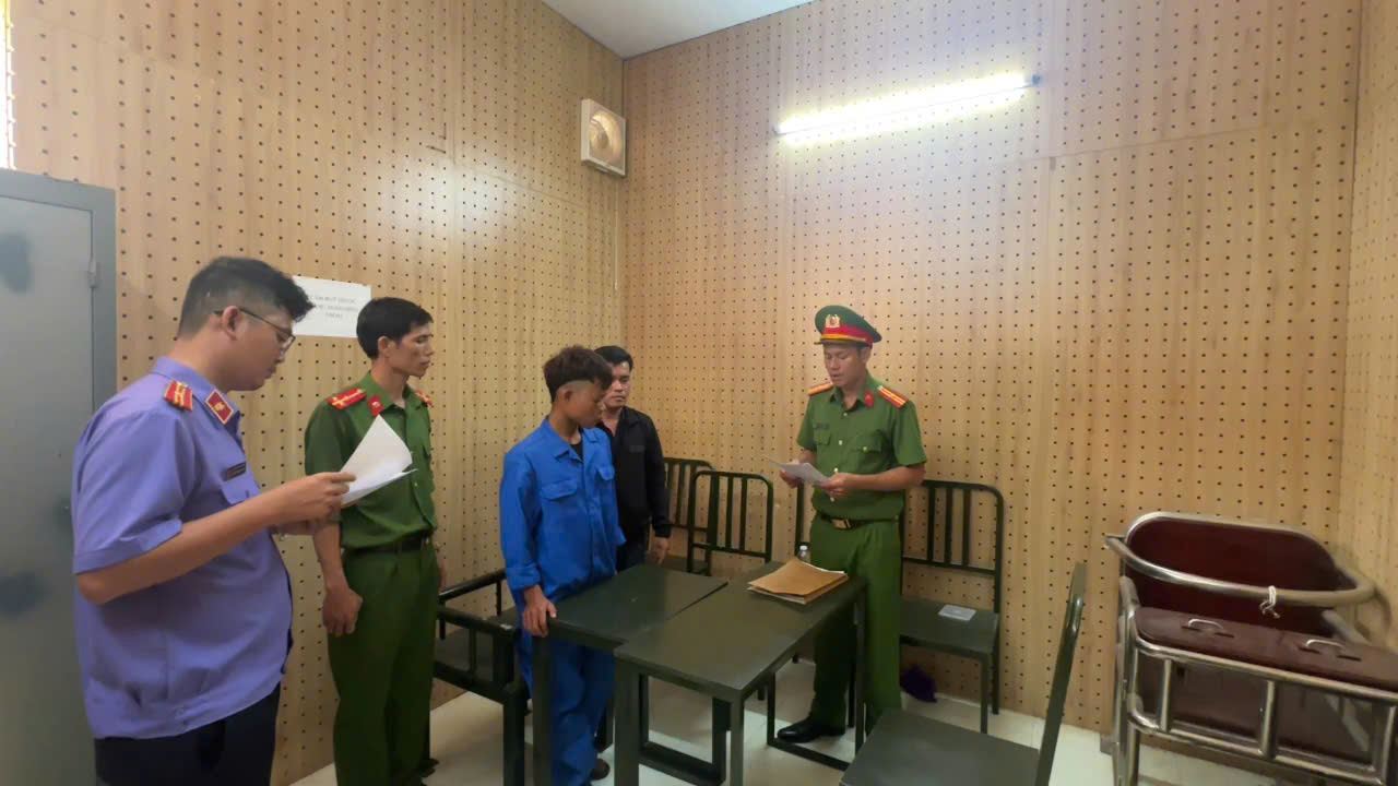 Đối tượng Y Jham Kpơr bị Công an xử lý sau khi trộm cắp tài sản. Ảnh: Công an cung cấp