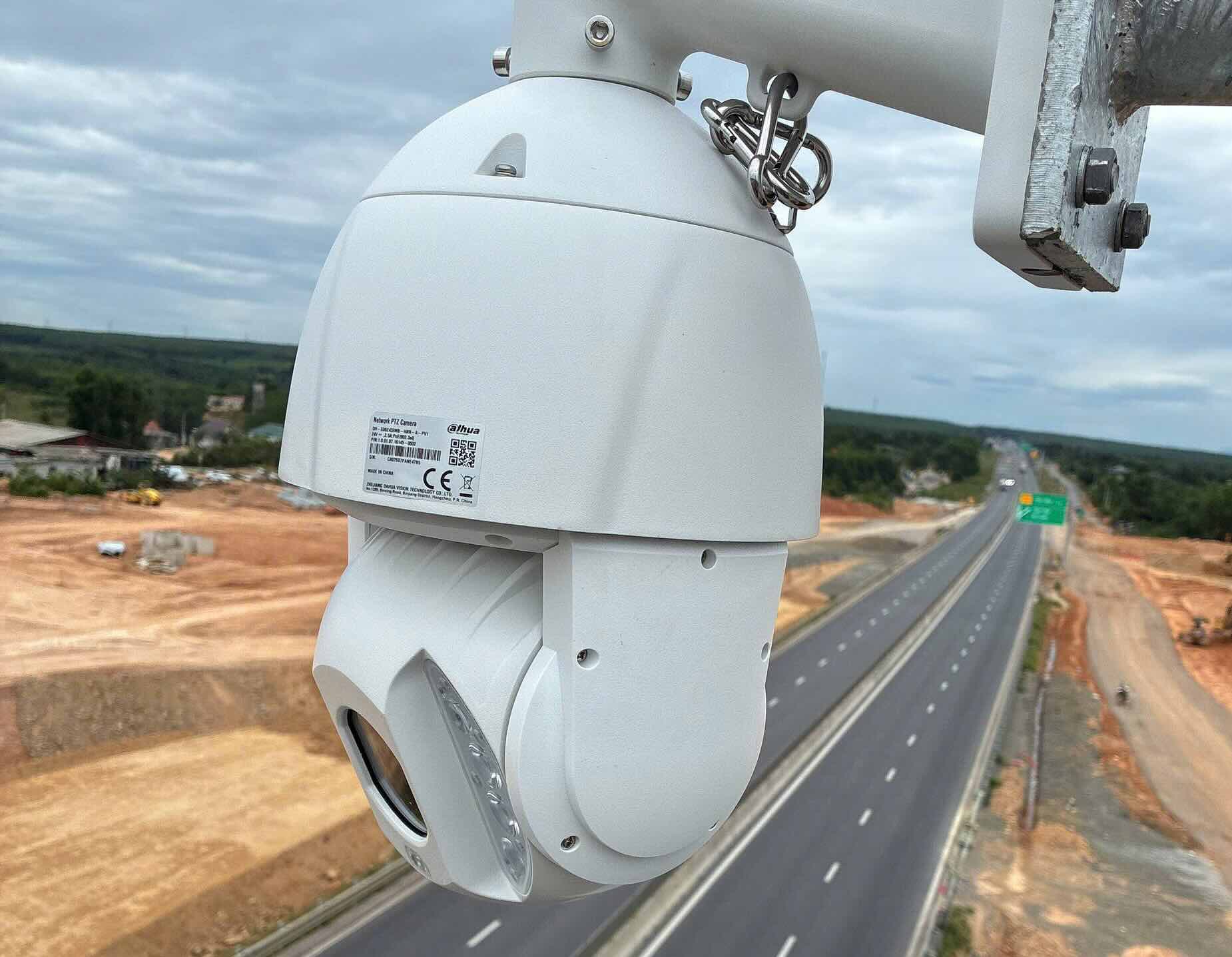 An AI camera has just been installed on the Van Ninh - Cam Lo expressway. Photo: Linh Nguyen