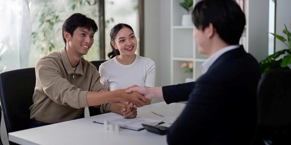 많은 사람들이 생명 보험에 관심을 갖고 있습니다. 사진: 베트남 보험 협회