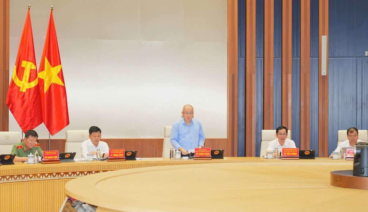Chairman of Hai Phong City People's Committee chairs the meeting. Photo: Hai Phong e-Portal