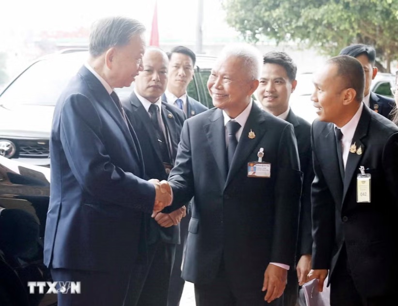 Chairman of the National Assembly cum Speaker of the Thai House of Representatives Sophon Saram welcomes General Secretary and President To Lam. Photo: VNA