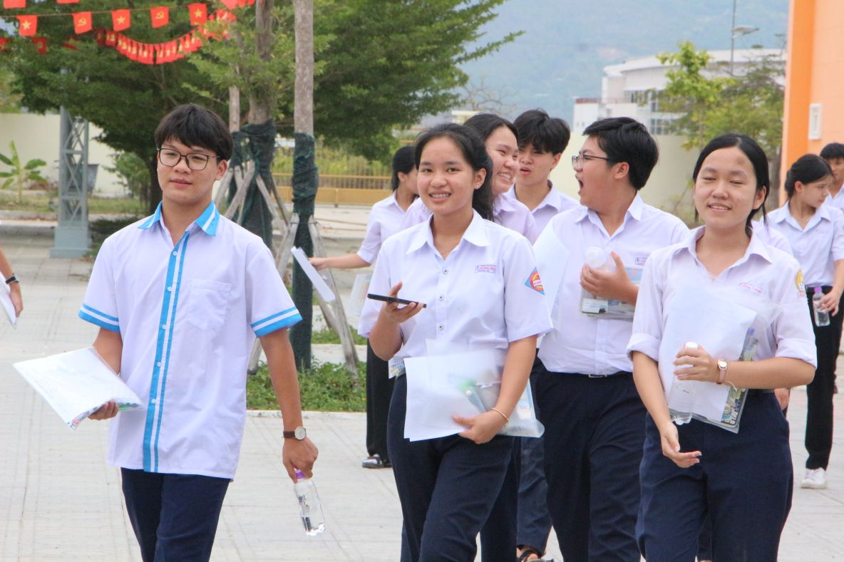 Candidates participating in the 10th grade high school entrance exam for the 2026-2027 school year in Khanh Hoa complete the first exam day. Photo: Phuong Linh