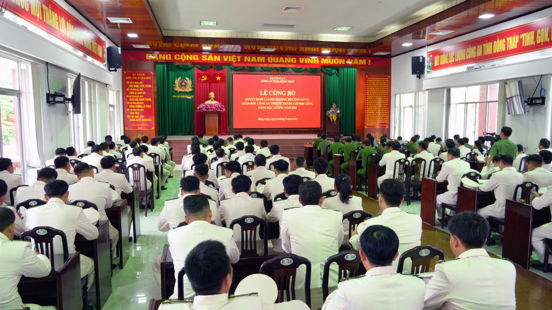 Quang cảnh buổi Lễ thăng cấp bậc hàm, nâng bậc lương năm 2026. Ảnh: Trang Thông tin điện tử của Công an tỉnh Đồng Tháp.