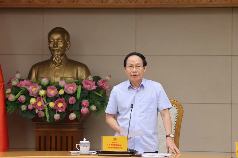 El miembro del Comité Central del Partido, el Viceprimer Ministro Le Tien Chau, solicitó que se garantice que los libros de texto lleguen a profesores y estudiantes antes del 15 de agosto de 2026. Foto: VGP