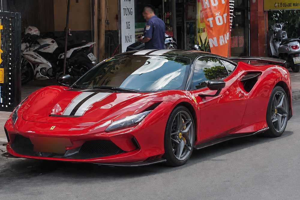 The Ferrari F8 Tributo attracts attention with its distinctive red exterior combined with many sporty carbon details. Photo: Car Spotting VietNam
