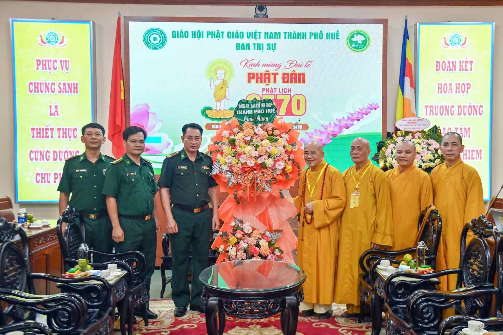 Border Guards of Hue City visit and congratulate the Vietnam Buddhist Sangha of Hue City. Photo: Vo Tien