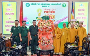 Bộ đội Biên phòng thành phố Huế chúc mừng Đại lễ Phật đản 2570