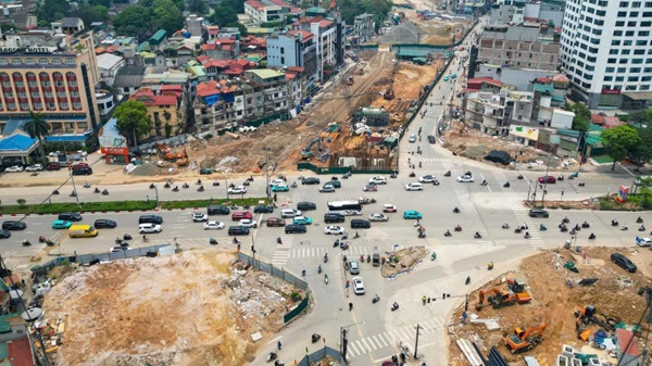 La Thanh - Nguyen Chi Thanh intersection stops at traffic lights to construct the metro. Photo: Minh Hanh