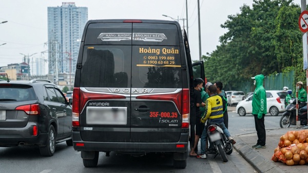 Xe khách chiếm vỉa hè, gầm cầu làm điểm đón khách trái phép. Ảnh: Minh Hạnh