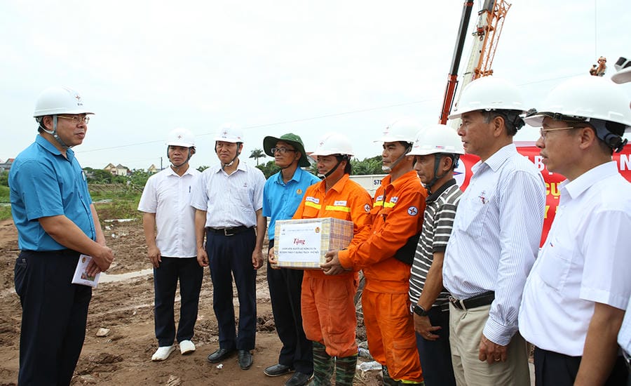 Mr. Do Duc Hung - Chairman of the Vietnam Electricity Trade Union (left) visits and encourages workers of construction units and supervision consultants of the 500kV circuit 3 power line project - one of the projects that the Vietnam General Confederation of Labor and Vietnam Electricity Group launched a 120-day emulation to reach the finish line. Photo: Grassroots Trade Union