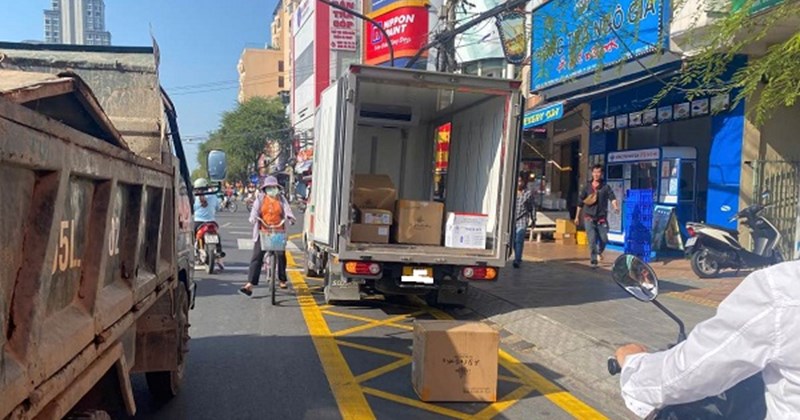 Đừng dại dừng chờ đèn đỏ ở làn rẽ phải có vạch zíc-zắc