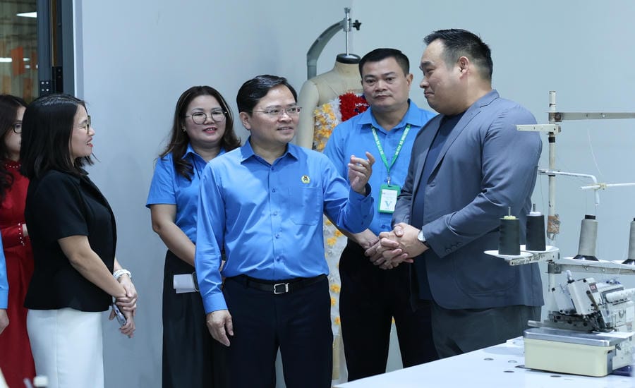 Mr. Nguyen Anh Tuan - Member of the Party Central Committee, Chairman of the Vietnam General Confederation of Labor (center photo) exchanges with Mr. Desmond Tan - Director of Star Fashion Co., Ltd. factory about human resources and improving labor productivity. Photo: Hai Nguyen
