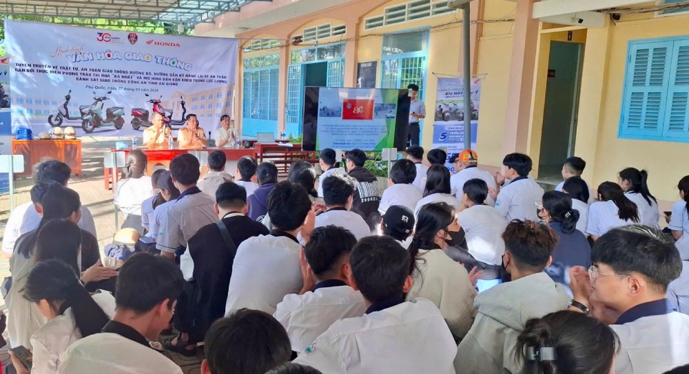 Hoạt động tuyên truyền góp phần nâng cao nhận thức, ý thức tự giác chấp hành pháp luật về giao thông. Ảnh: Tiến Dũng