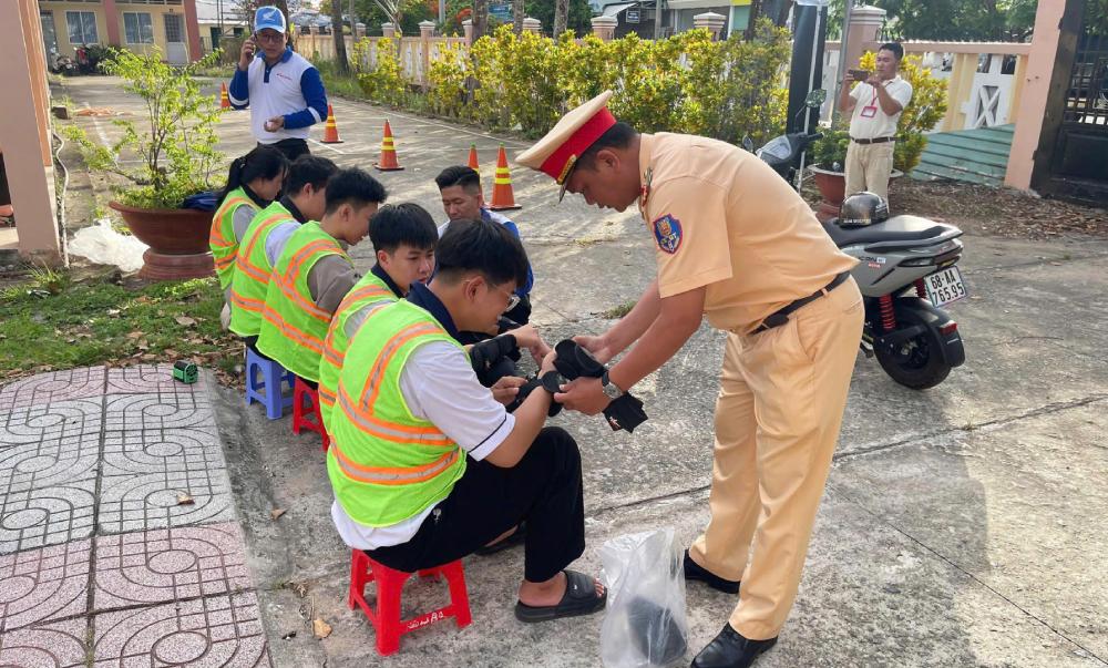 Hướng dẫn kỹ năng xử lý tình huống khi tham gia giao thông, kỹ năng điều khiển phương tiện an toàn. Ảnh: Tiến Dũng