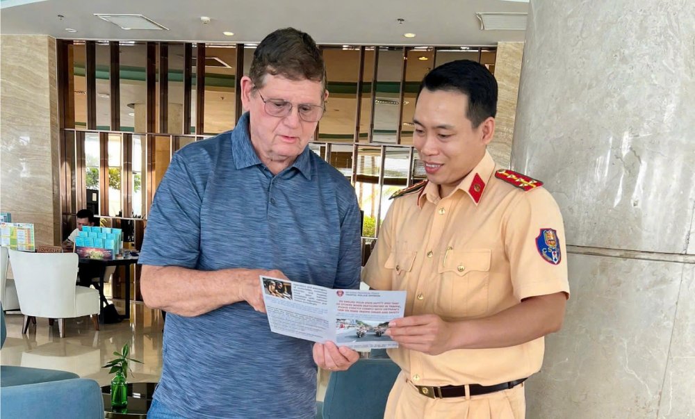 Propagating laws on ensuring traffic order and safety in Phu Quoc special zone. Photo: Tien Dung